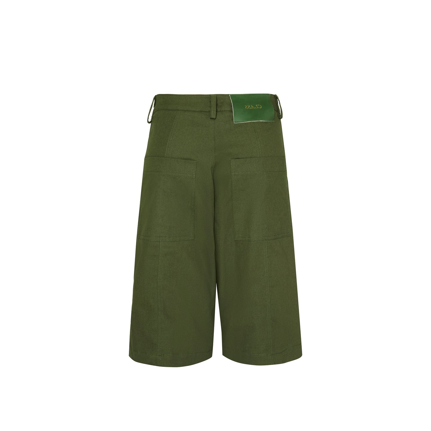 Shorts baggy verde com passantes no cós e fechamento frontal por botão.