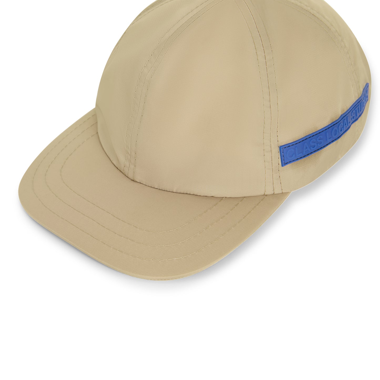Boné esportivo taupe com etiqueta azul e aba curva.