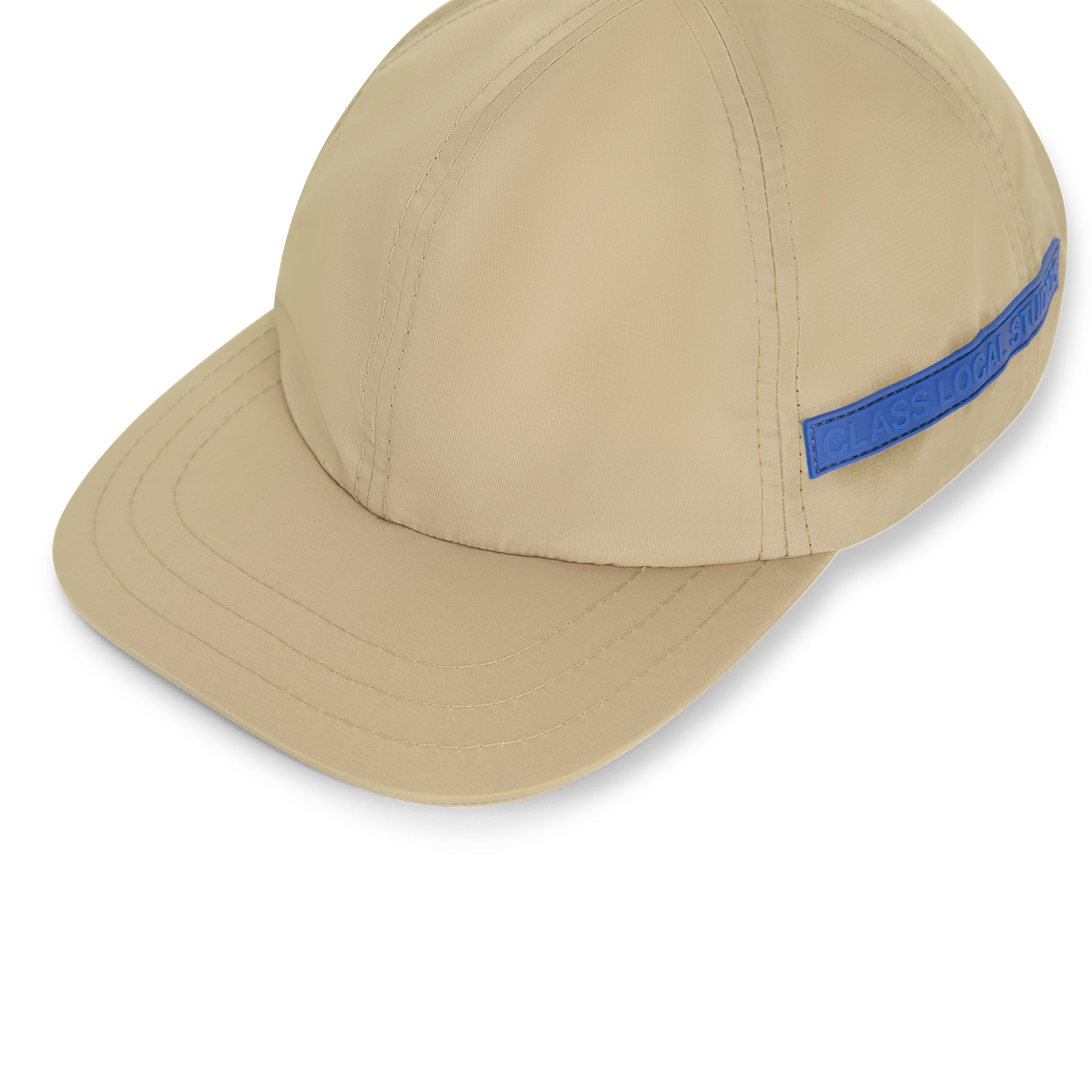Boné esportivo taupe com etiqueta azul e aba curva.