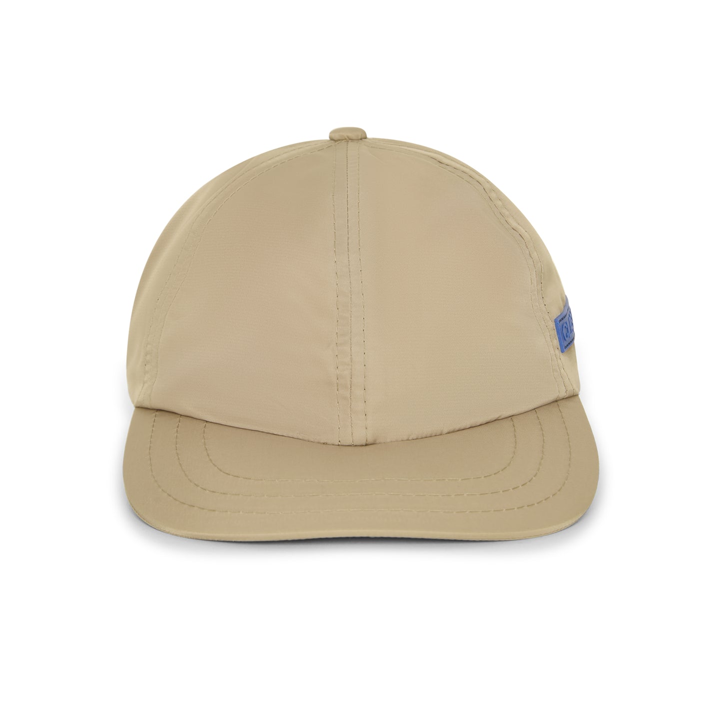 Boné esportivo taupe, aba curva e costuras, etiqueta azul lateral.