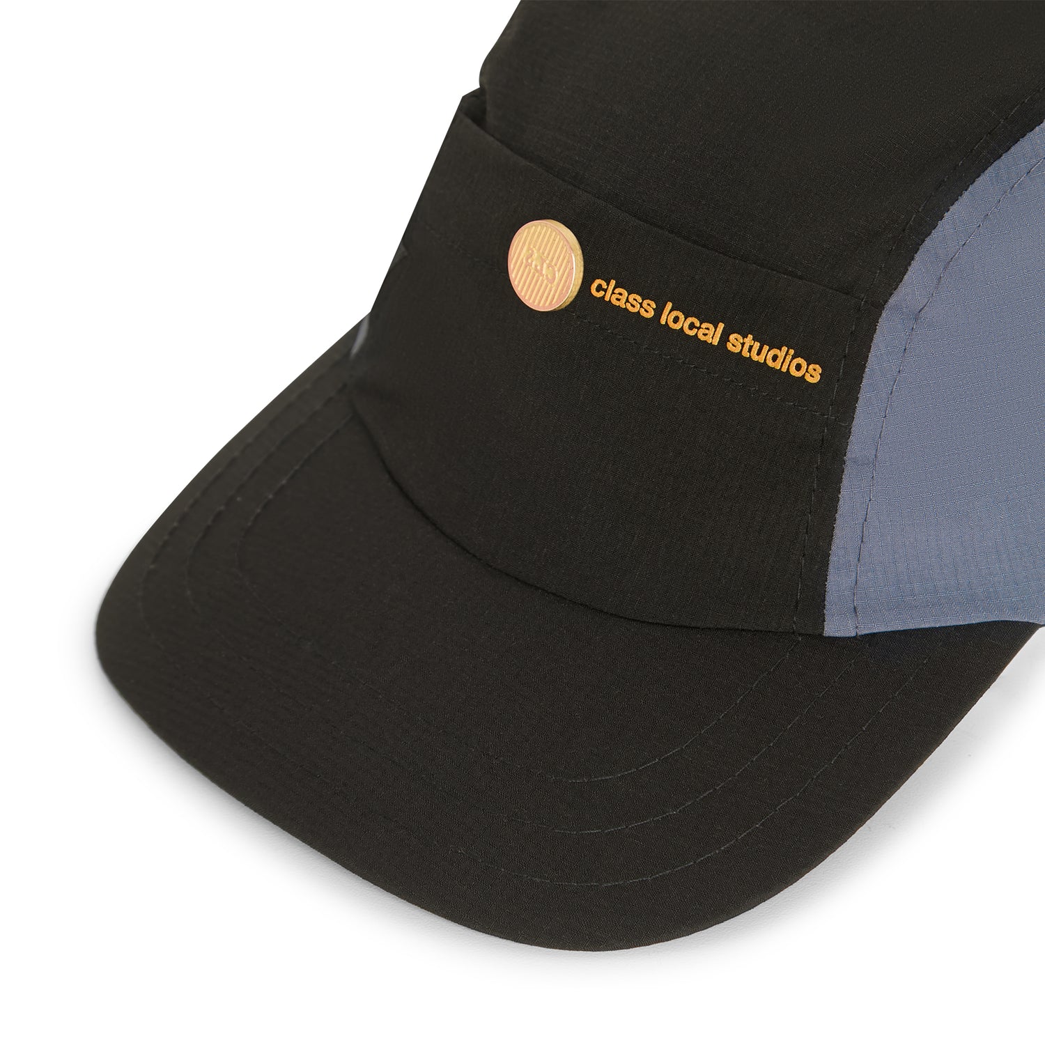 Boné esportivo de aba curva preto com patch dourado e costura nas laterais cinza-azul