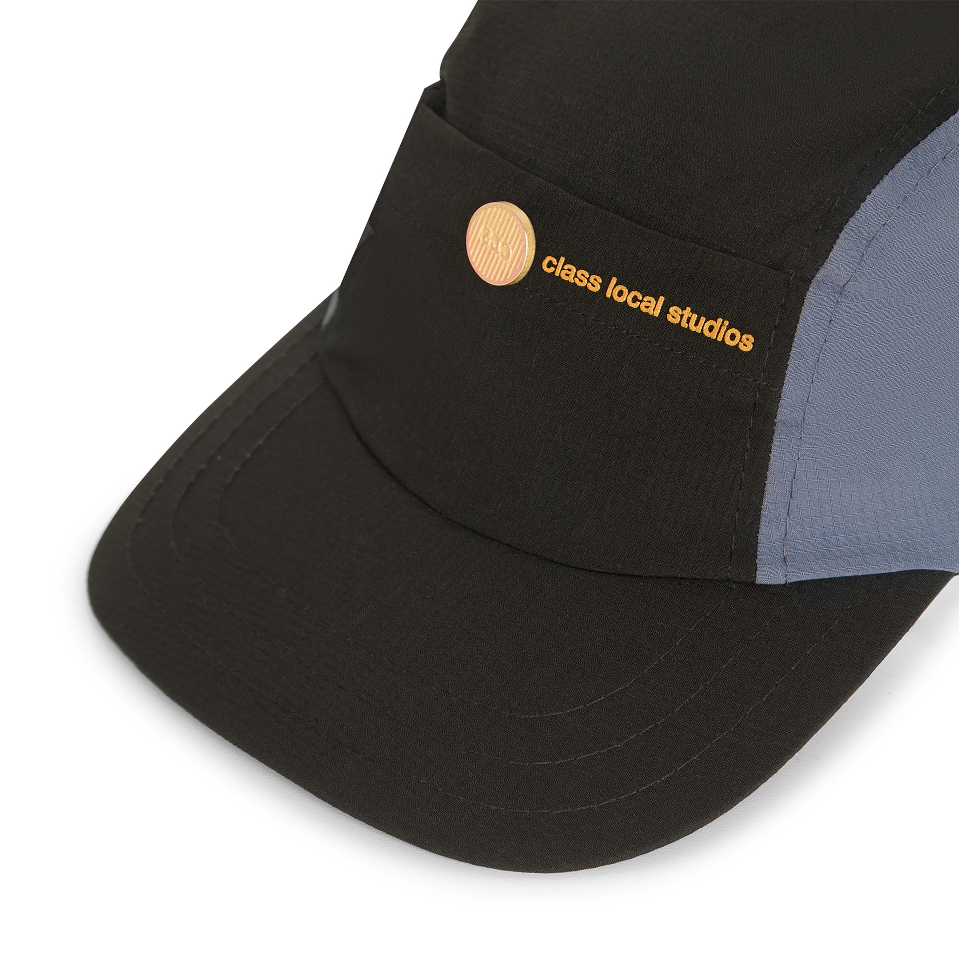 Boné esportivo de aba curva preto com patch dourado e costura nas laterais cinza-azul