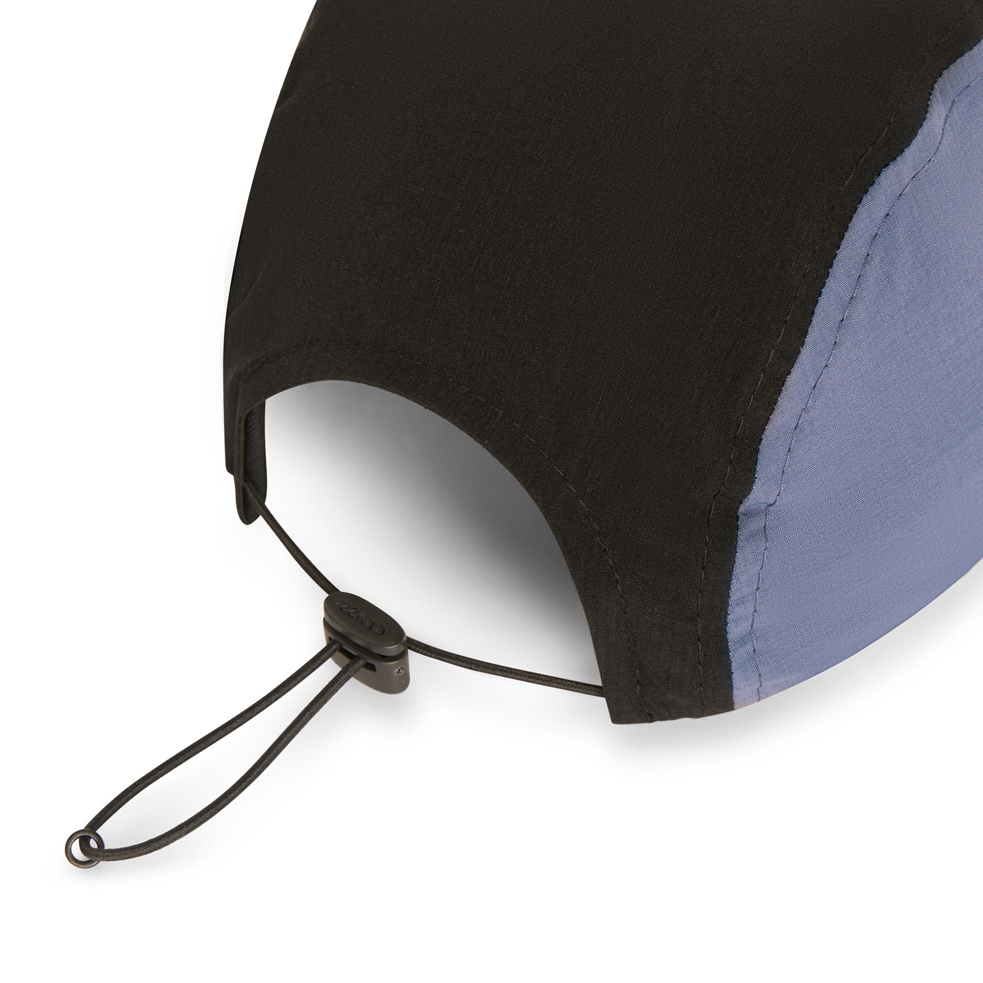 Boné esportivo preto com cordão ajustável na parte traseira e laterais cinza-azul