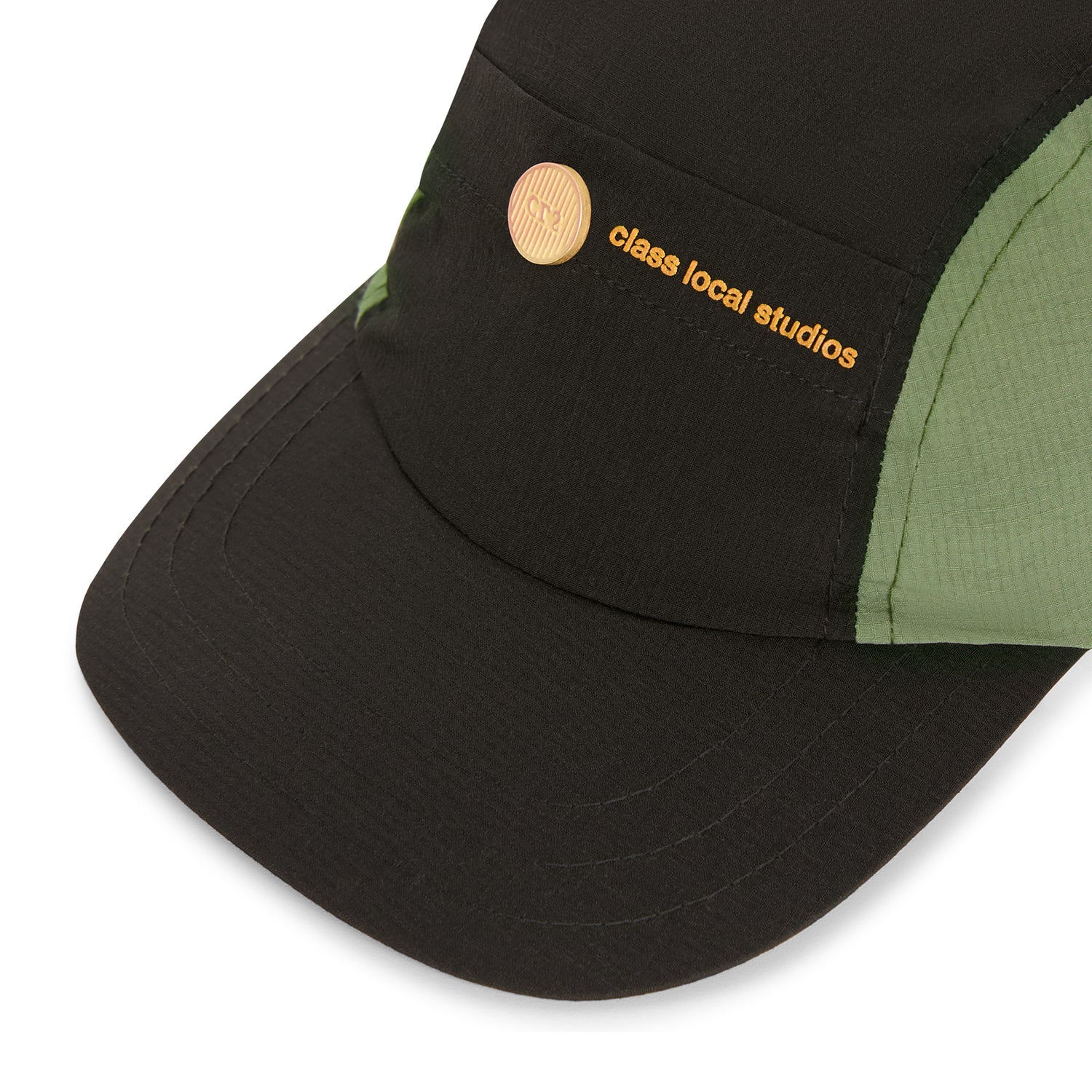 Boné esportivo preto com laterais verdes, aba curva e logo frontal