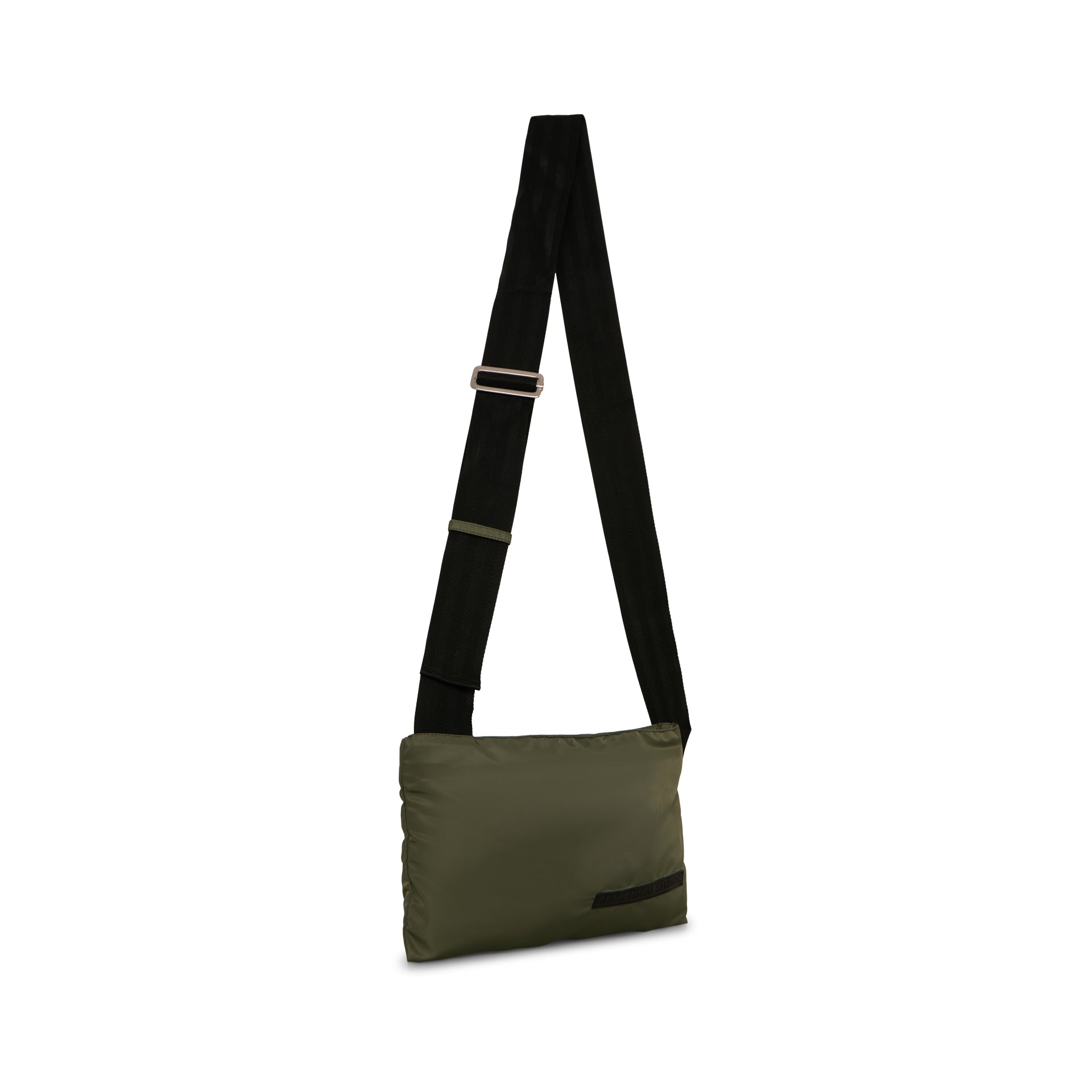 Bolsa pequena verde-oliva com alça preta dupla e bolso frontal com detalhe escuro