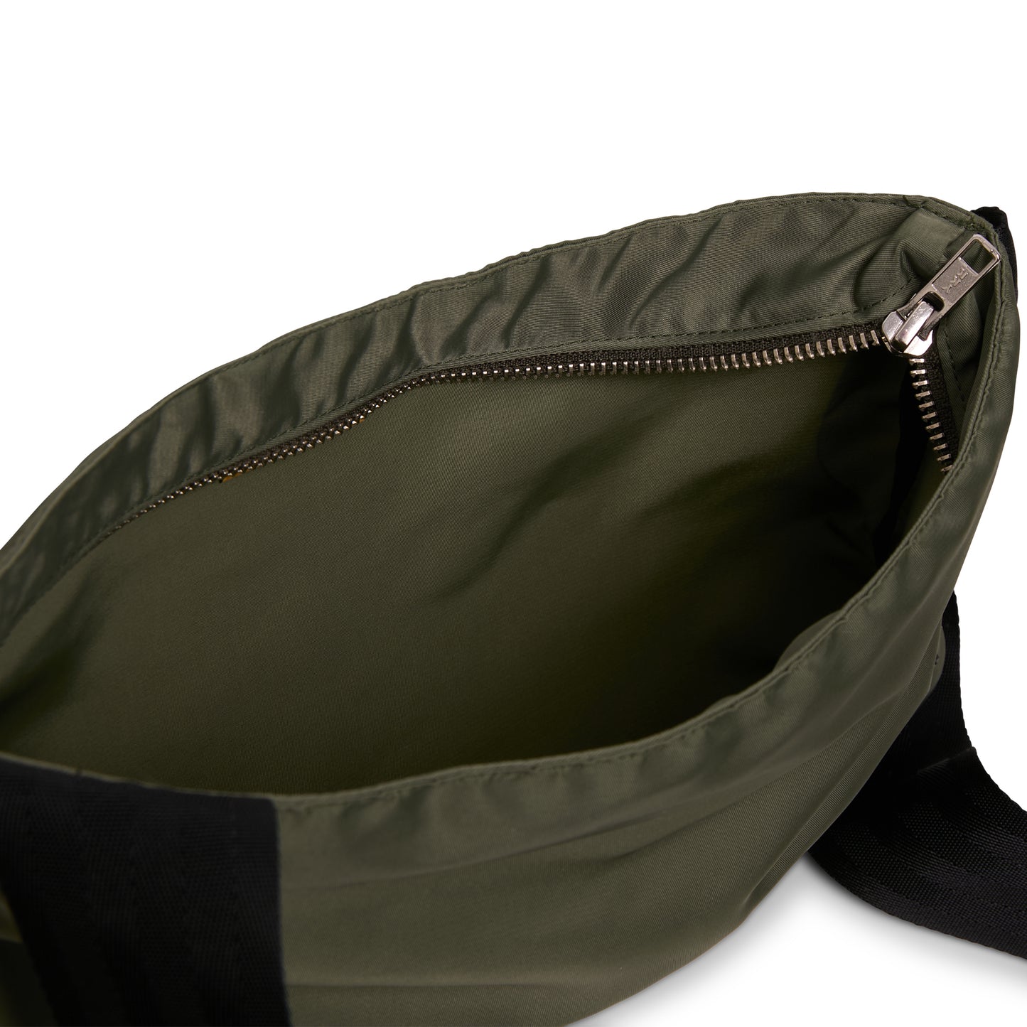 Bolsa verde-oliva com zíper metálico, forro interno e bolso interno visível
