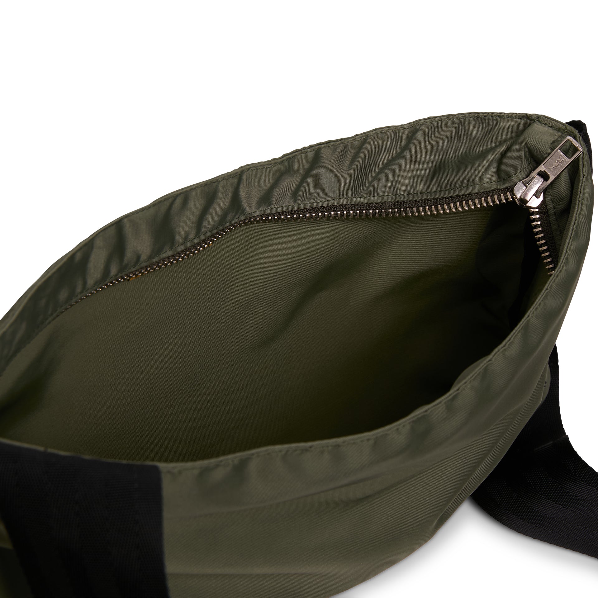 Bolsa verde-oliva com zíper metálico, forro interno e bolso interno visível