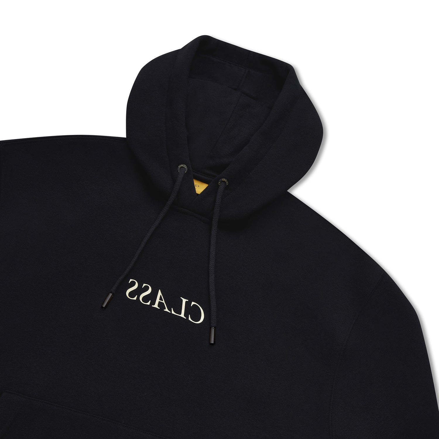 Moletom preto com capuz, cordões e logo frontal; vista aproximada