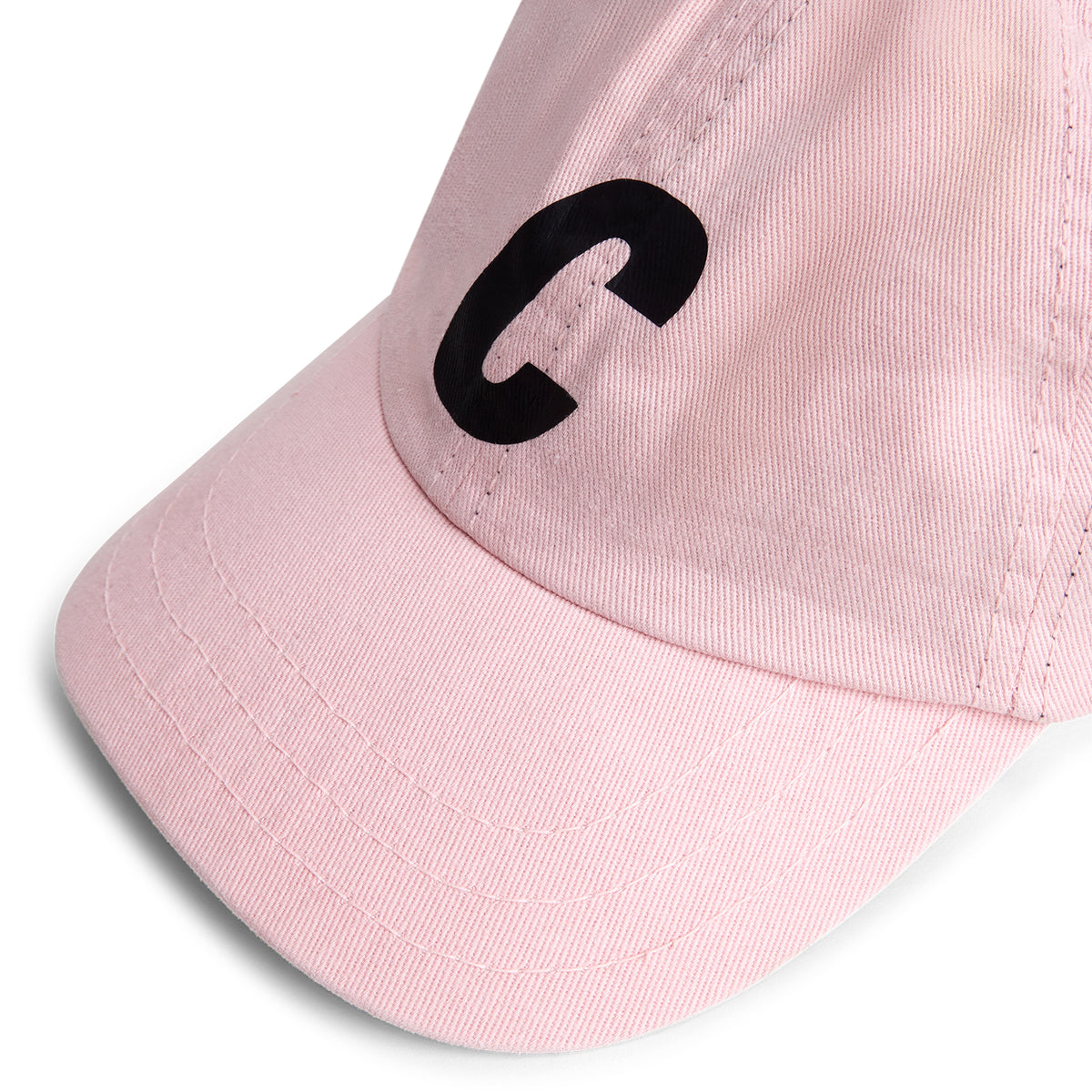 Boné rosa com logo grande em letra C preta e costuras visíveis